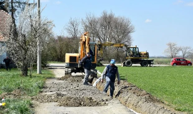 Cesta i biciklistička staza Gat
